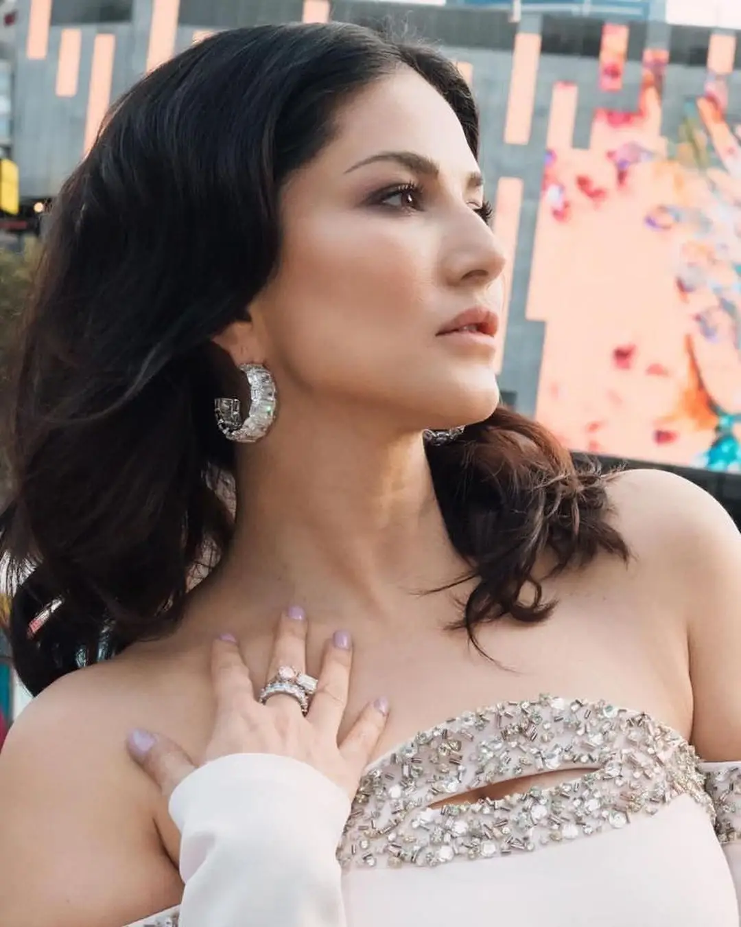 INDIAN ACTRESS SUNNY LEONE PHOTOSHOOT IN WHITE GOWN 4